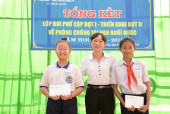 261 EM HỌC SINH NHẬN GIẤY CHỨNG NHẬN HOÀN THÀNH LỚP BƠI PHỔ CẬP