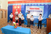 Ban vận động hỗ trợ, điều phối trang thiết bị học trực tuyến cho hoc sinh trao tặng 40 điện thoại thông minh