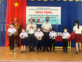 Trao 30 điện thoại thông minh cho học sinh khó khăn học trực tuyến